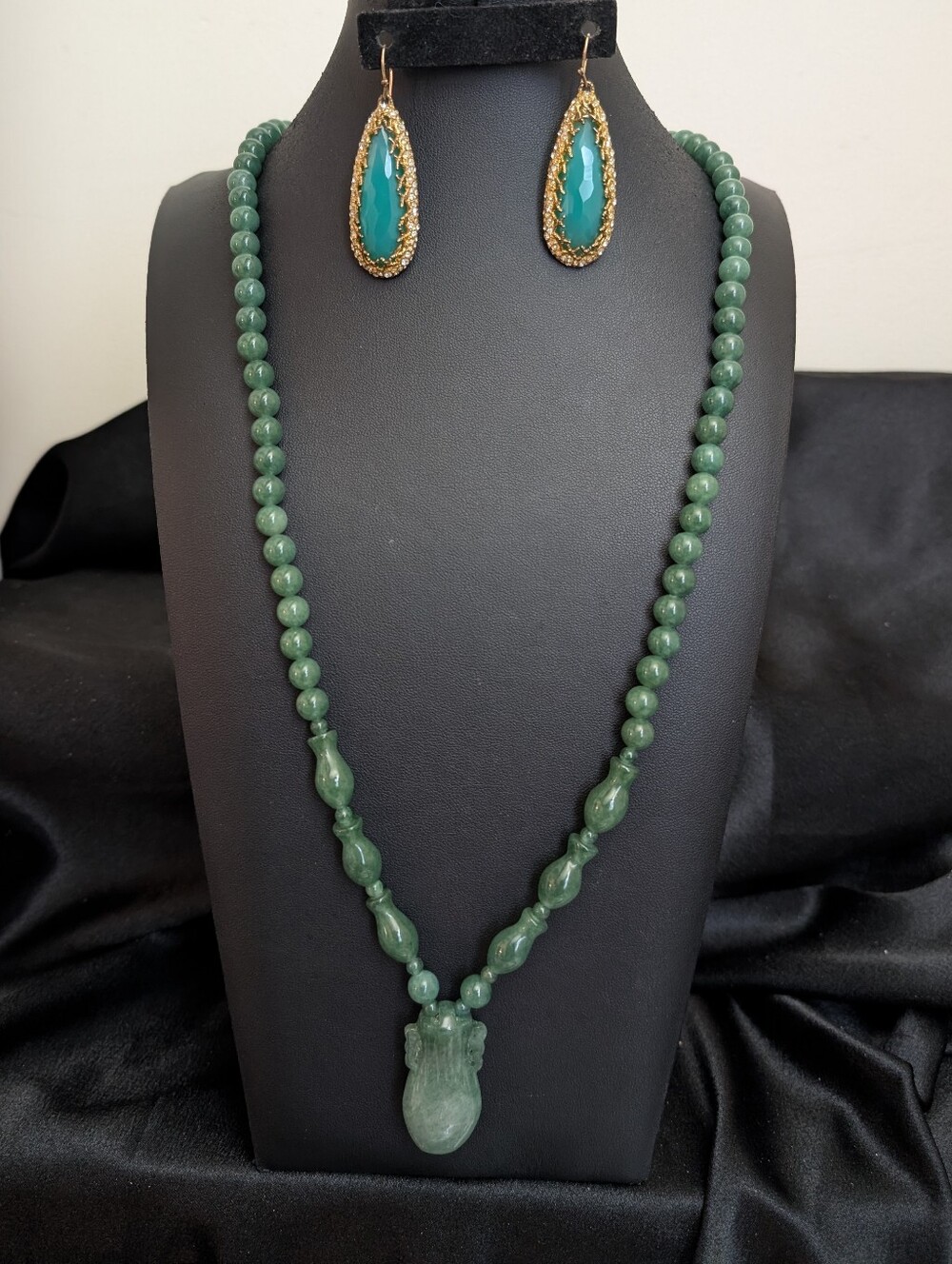 #36.Vintage Jade Necklace With Carved Vase Motif . Comes With Earings
